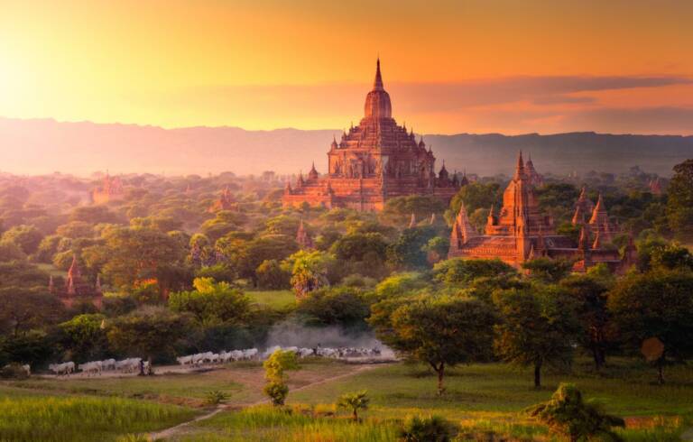 Myanmar-Bagan-Ananda_temple_sunset