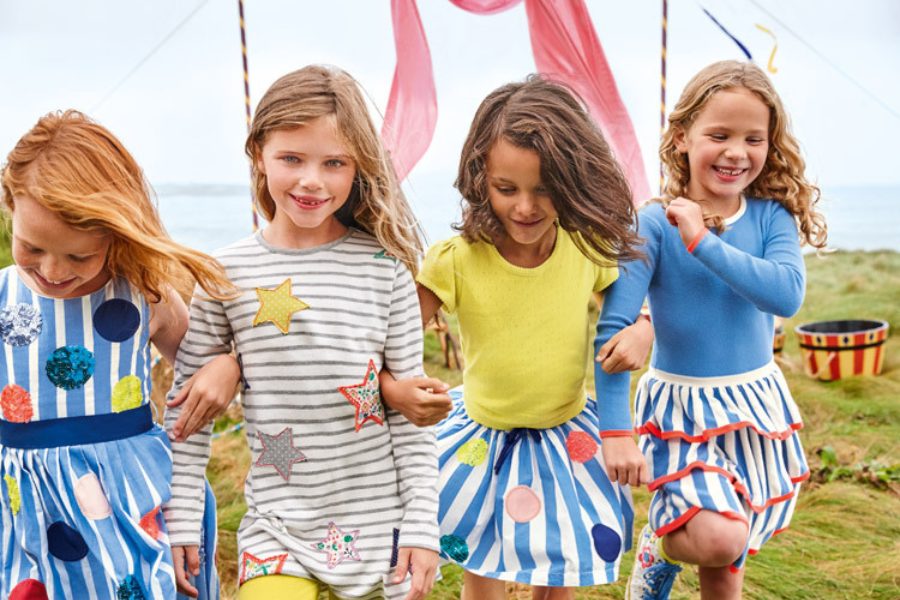 Viste a los niños con colores brillantes