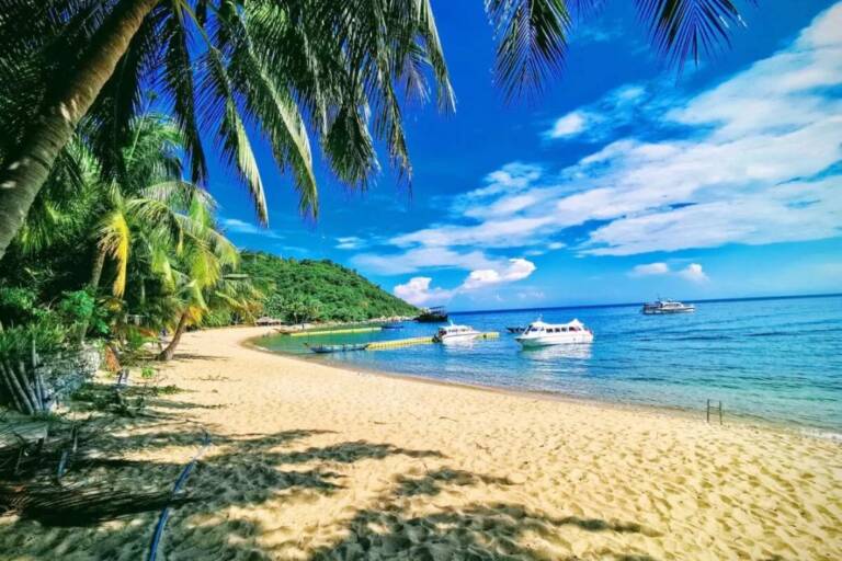 Viajeros explorando Vietnam y Camboya durante un viaje a Vietnam y Camboya 15 días precio optimizado