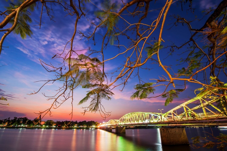 PUENTE TRANG TIEN, HUE, VIETNAM, vida nocturna en Hue, Vietnam