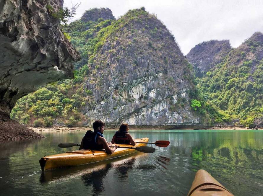 Viaje a Vietnam y Camboya 15 Días: crucero privado en las zonas remotas de la Bahía de Lan Ha.