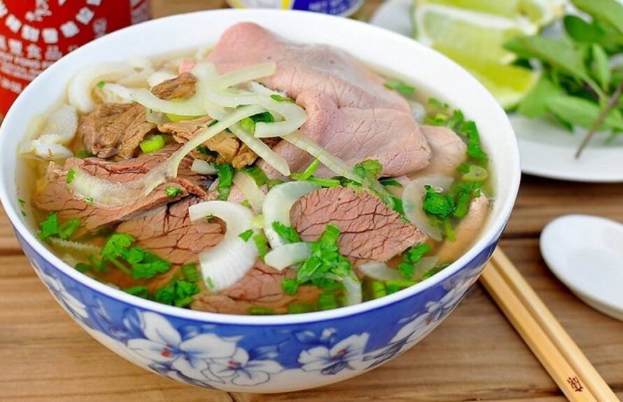Tradicional sopa Pho vietnamita con ternera y hierbas frescas, una experiencia culinaria esencial al planificar vietnam y camboya en 10 días.