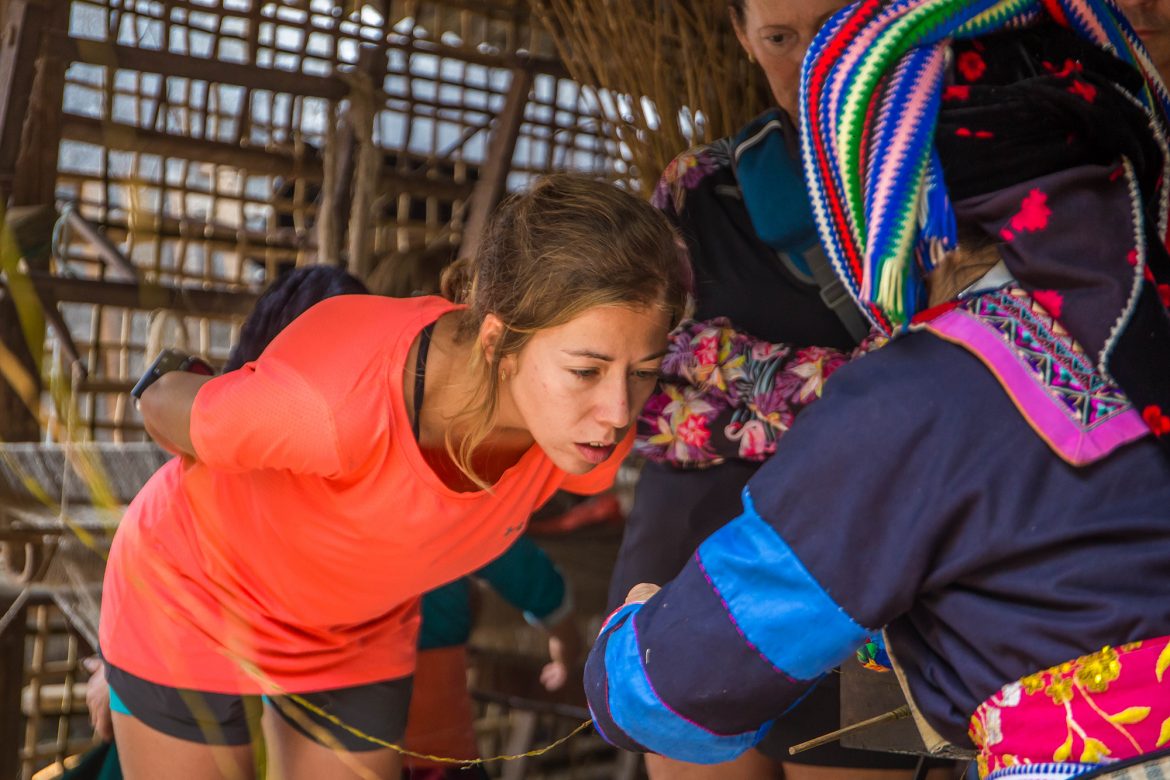 Saber tejer lino se considera un criterio para evaluar el talento, el ingenio y el esfuerzo de una mujer hmong