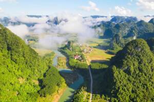 Espectacular paisaje kárstico envuelto en niebla en el norte de Vietnam, ilustrando la importancia de elegir bien la temporada al planificar vietnam y camboya en 10 días.