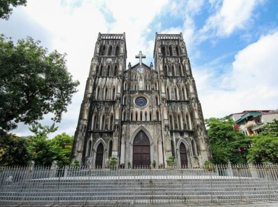 Fachada neogótica de la Catedral de San José en Hanoi, un punto de inicio cultural ideal para descubrir vietnam y camboya en 10 días.