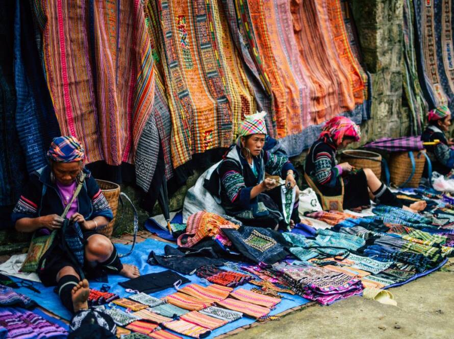 Viajeros explorando Vietnam y Camboya durante un viaje a Vietnam y Camboya 15 días precio optimizado