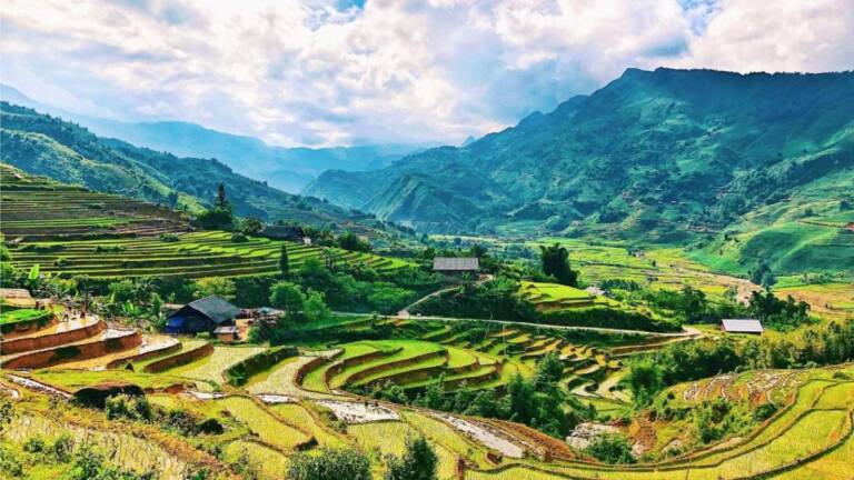 Viajeros explorando Vietnam y Camboya durante un viaje a Vietnam y Camboya 15 días precio optimizado