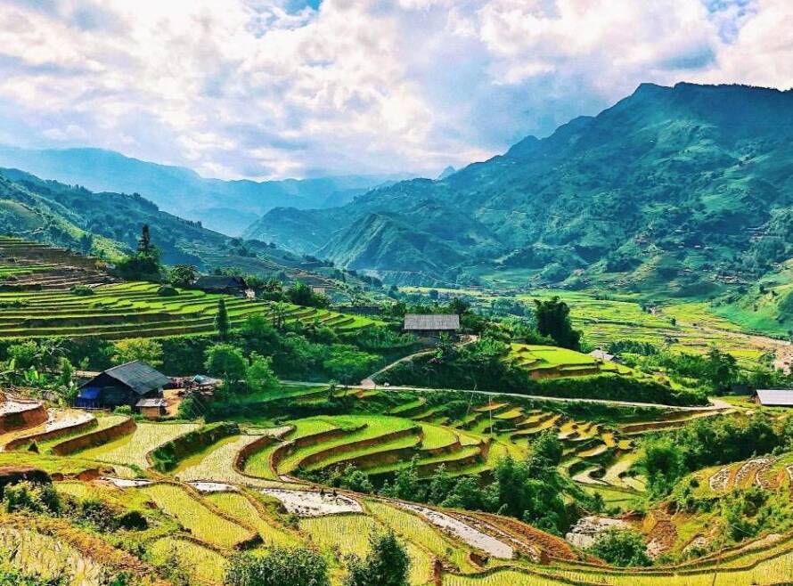 Viajeros explorando Vietnam y Camboya durante un viaje a Vietnam y Camboya 15 días precio optimizado