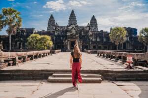 Turista caminando hacia el majestuoso templo de Angkor Wat en Camboya, una experiencia cultural clave al planificar vietnam y camboya en 10 días.