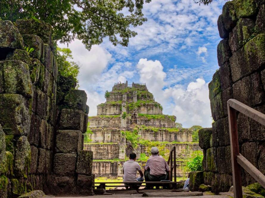 Templo de Koh Ker, Camboya: Una pirámide de arenisca cubierta de selva densa, ilustrando la fusión de cultura y naturaleza para alternar experiencias en un viaje de 15 días.