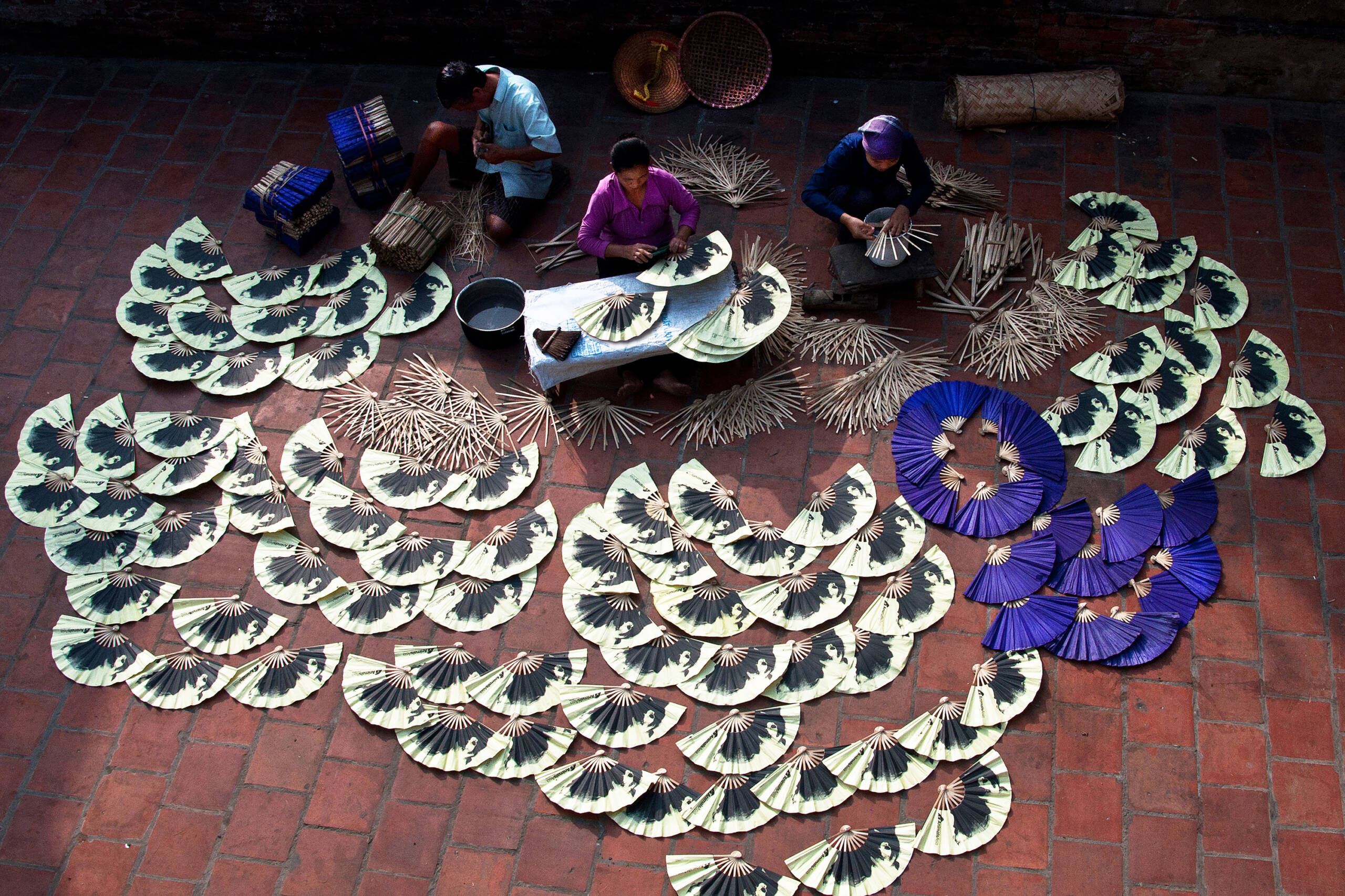 paquetes a Vietnam y Camboya - aldea artesanal de abanicos de papel de Vietnam