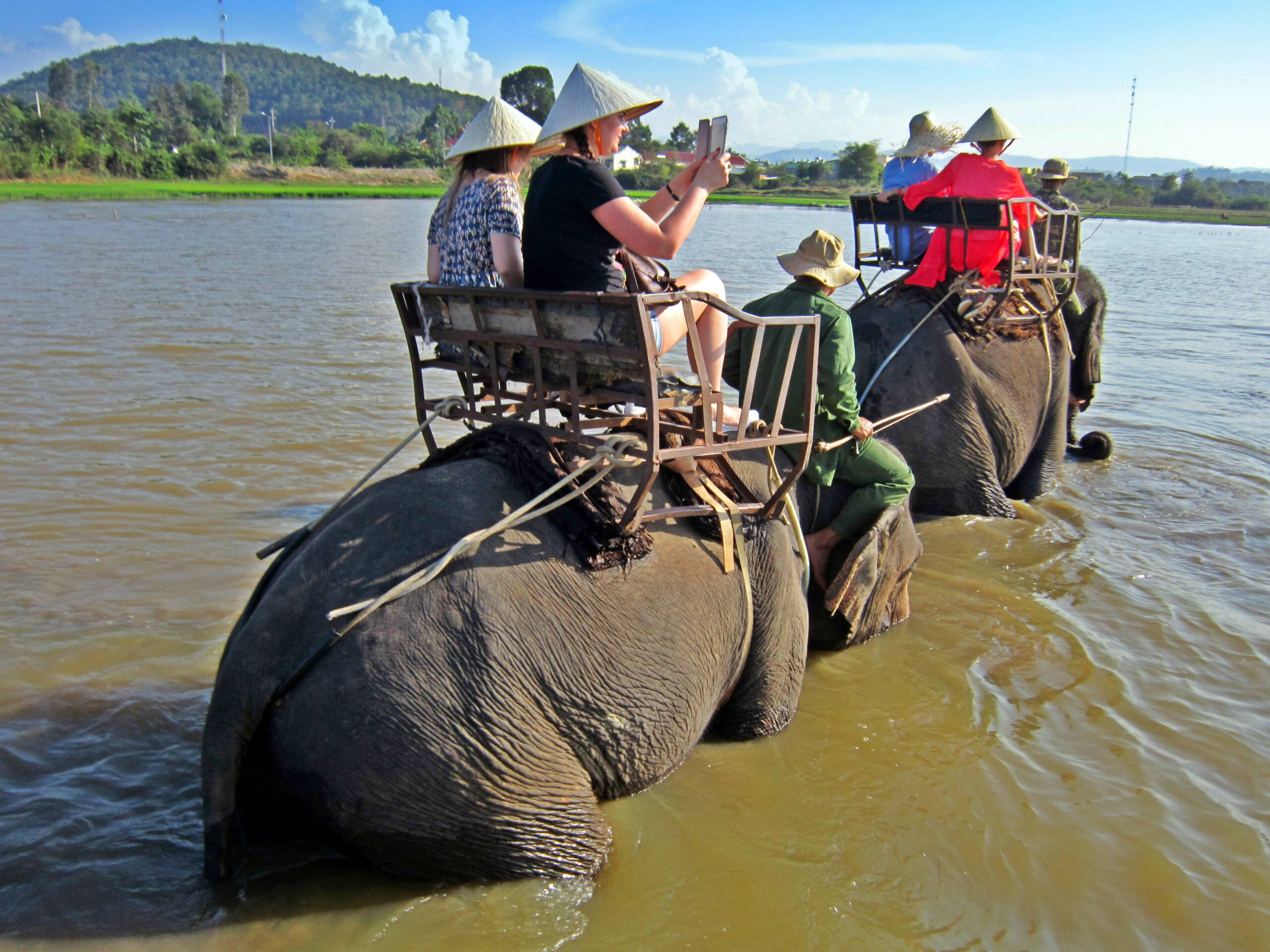 paquetes a Vietnam y Camboya - montar en elefante