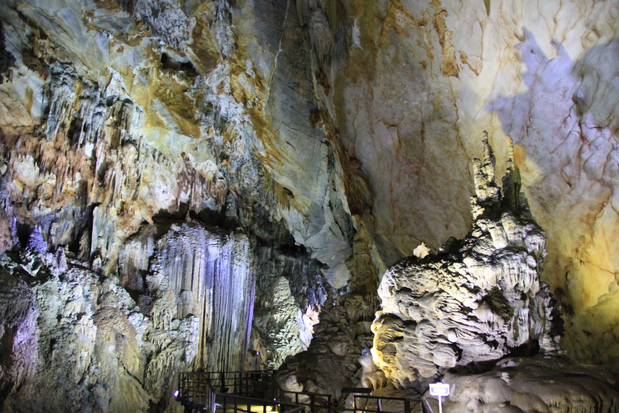 10 dias en Vietnam presupuesto Phong Nha, un destino donde el alojamiento forma parte del paisaje