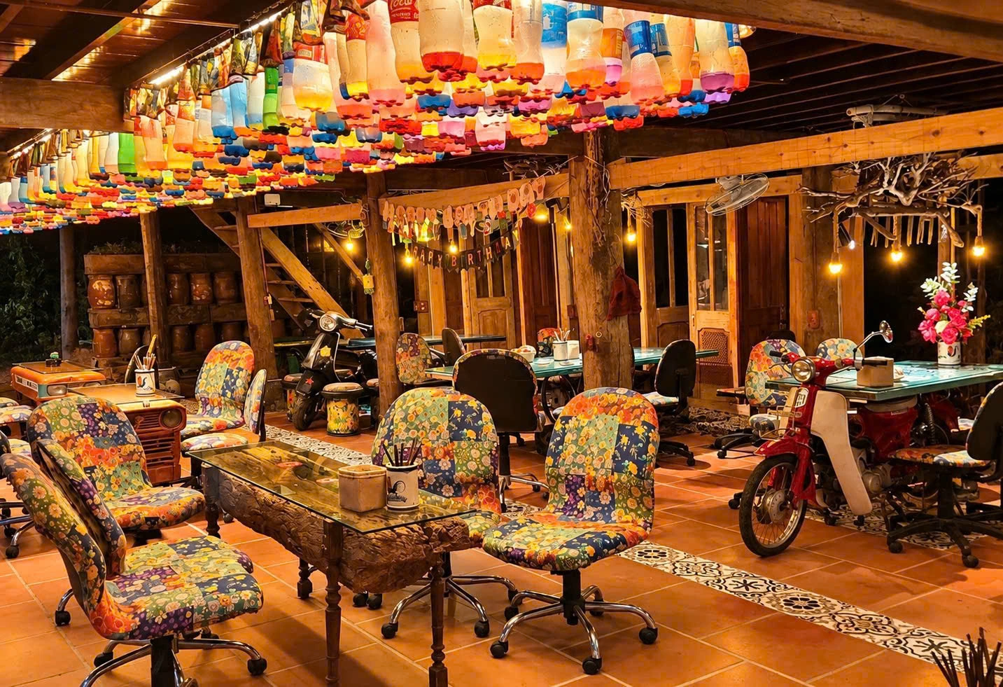 Recycling Home Vietnam, en Long Coc, ofrece una propuesta arquitectónica singular que combina diseño sostenible, materiales reciclados y paisajes de colinas de té, aportando una perspectiva auténtica a los viajes de lujo a Vietnam.
