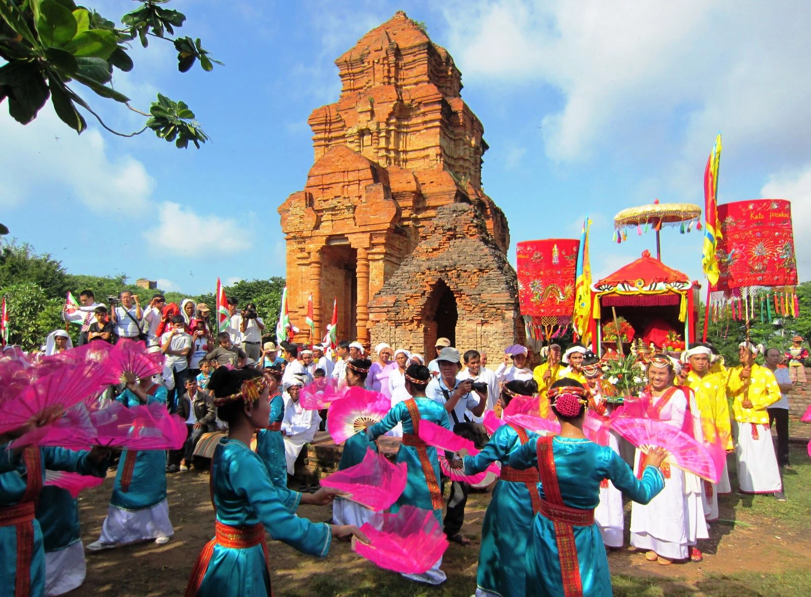 Durante tus viajes a Vietnam, vive una experiencia cultural responsable con la comunidad cham, respetando sus tradiciones, apoyando a los artesanos locales y contribuyendo a la preservación de su patrimonio cultural.