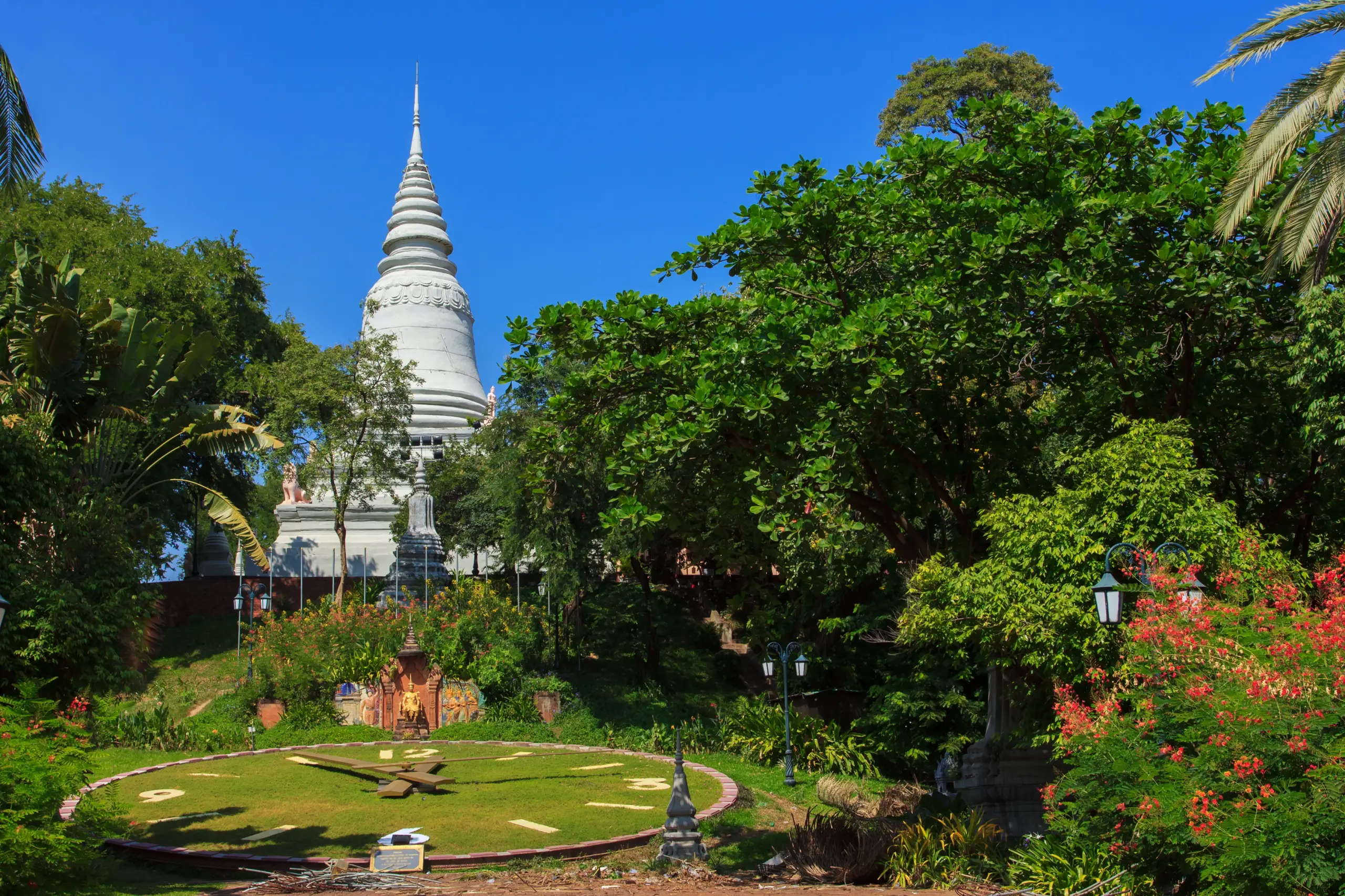 Descubre la temporada verde en Camboya con vietnam y camboya en 10 días, entre paisajes exuberantes, templos históricos y experiencias culturales auténticas.