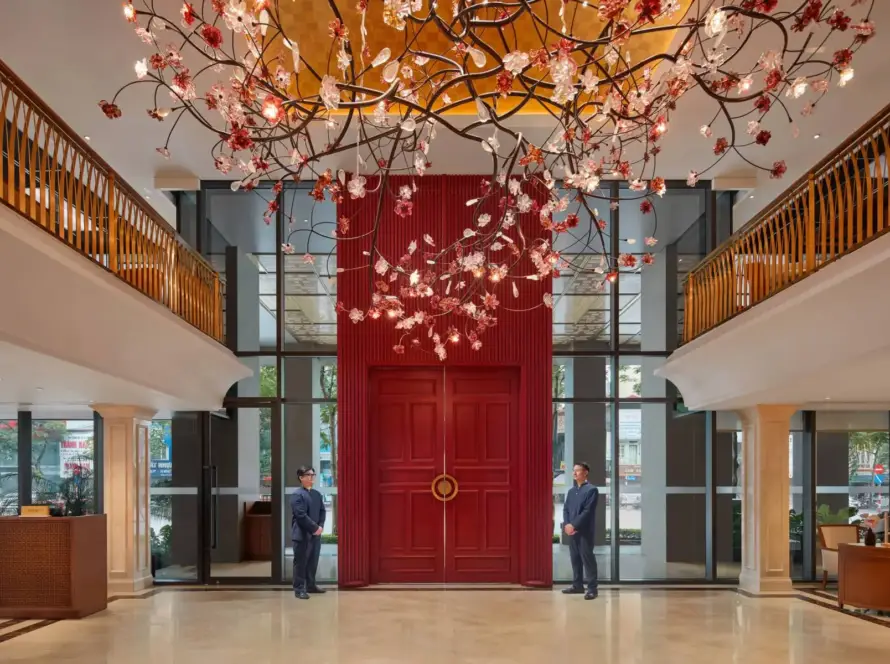 Los viajes personalizados a Vietnam permiten descubrir la cultura del país a través de la arquitectura y el diseño de los hoteles Grand Mercure, donde la identidad local se une a la modernidad.
