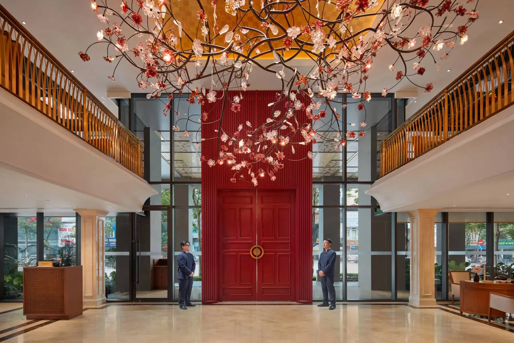 Los viajes personalizados a Vietnam permiten descubrir la cultura del país a través de la arquitectura y el diseño de los hoteles Grand Mercure, donde la identidad local se une a la modernidad.