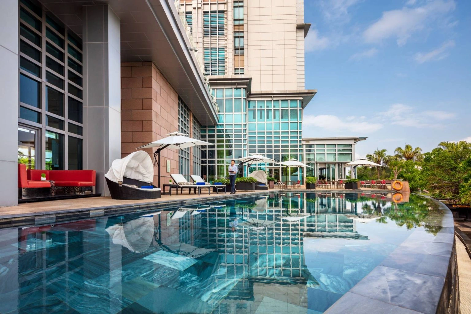 Grand Mercure Da Nang combina paisaje urbano y patrimonio regional, una parada ideal en los viajes personalizados a Vietnam para descubrir la identidad cultural del destino.