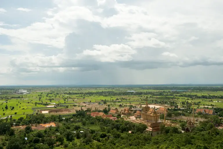 Descubre flores, patrimonio y paisajes en vietnam y camboya en 10 días a finales de 2026, con experiencias culturales y rutas a medida.
