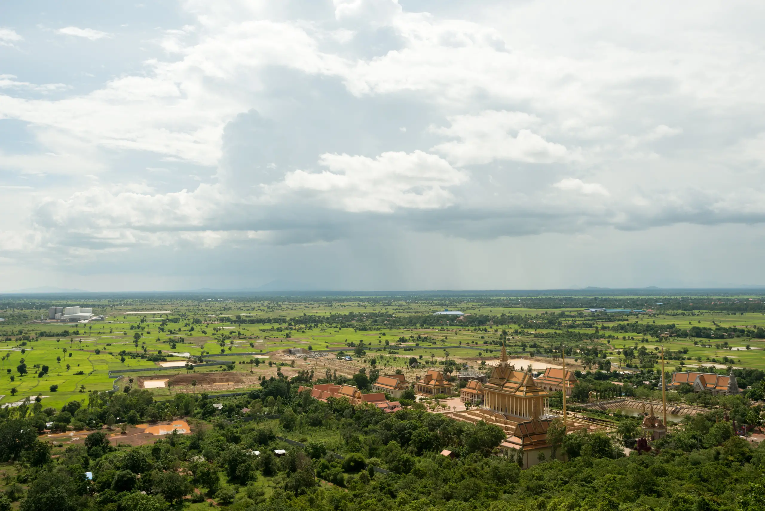 Descubre flores, patrimonio y paisajes en vietnam y camboya en 10 días a finales de 2026, con experiencias culturales y rutas a medida.