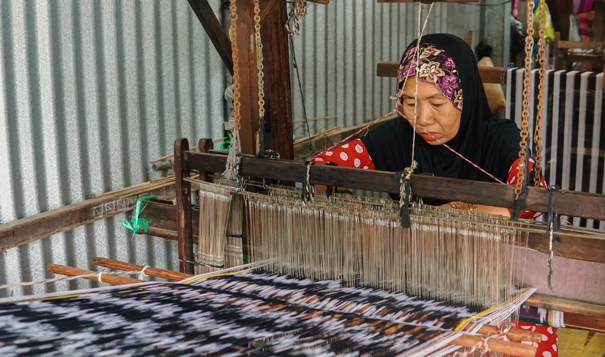 Durante tus viajes a Vietnam, descubre los tejidos elaborados con fibras de hojas de palma datilera en Chau Phong, An Giang, una expresión artesanal que refleja la creatividad y la identidad cultural de la comunidad cham.