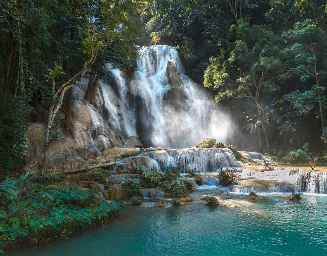 Disfruta la tranquilidad de la Cascada Kuang Si, un paraíso de aguas turquesas en Laos